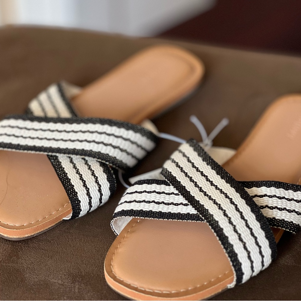 *NWT* Old Navy black and white sandals